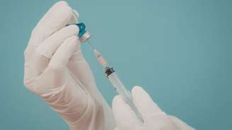 Vacina contra Chikungunya aprovada pela Anvisa já é aplicada no Brasil em 2026. Saiba quem pode se vacinar