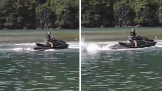 Homem tenta atingir companheira na água com manobras em moto aquática