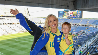 Virginia Fonseca em jogo do Brasil com os filhos
