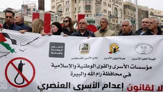 Manifestantes palestinos marcham em Ramallah, na Cisjordânia ocupada, em 1º de abril de 2026, durante um protesto contra a aprovação pelo parlamento israelense de um novo projeto de lei que prevê a pena de morte para palestinos condenados por ataques mortais.