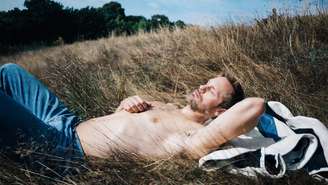 'Pillion' chega ao streaming com nudez de Alexander Skarsgård censurada e revolta assinantes (Divulgação)