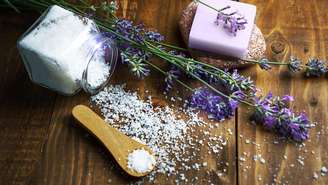 Descubra três banhos energéticos para se preparar para o feriado