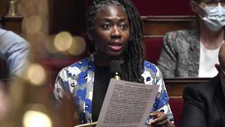 A deputada Danièle Obono, que recebeu uma carta de conteúdo racista, na Assembleia Nacional, em Paris, em 28 de julho de 2020.