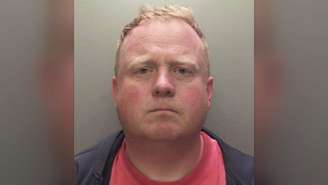 Robert Bush, preso após a polícia investigar funerária, está solto após pagar fiança