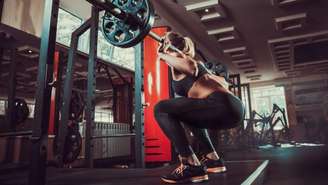 Agachamento correto fortalece pernas sem sobrecarregar o joelho