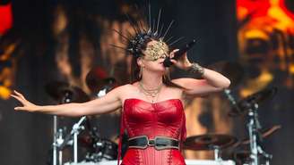 Sharon den Adel durante show com o Within Temptation em 2025