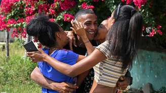 Cuba anuncia a libertação de mais de 2 mil pressos como indulto da Semana Santa. Na foto, o prisioneiro cubano Adael Leyva Diaz (ao centro), após sua soltura no último indulto, anunciado em março de 2026.