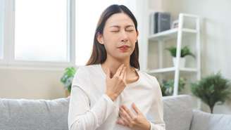 Veja como fazer gargarejo para garganta inflamada