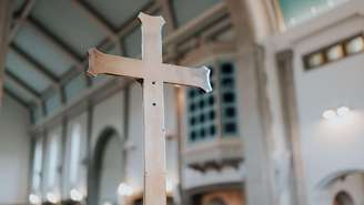 Cruz dentro de igreja