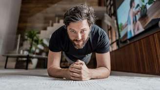 Os exercícios isométricos, que envolvem a manutenção de certas posturas, podem aumentar a resistência e reduzir a pressão arterial