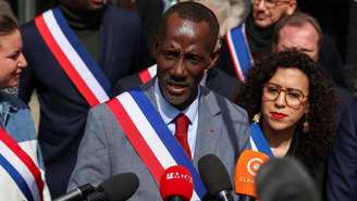 Prefeito de Saint-Denis, Bally Bagayoko, discursa durante protesto contra o racismo neste sábado, 4 de abril de 2026.