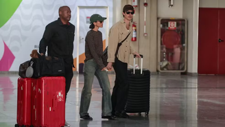 Apaixonados, Bruna Marquezine e Shawn Mendes são flagrados em aeroporto no Rio / BrazilNews