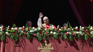 Leão XIV saudou os milhares de fiéis que se reuniram neste domingo de Páscoa, 5 de abril de 2026, na Praça São Pedro, no Vaticano.