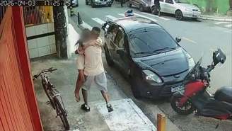 Pai abraça filha após motorista bêbado atropelar quatro crianças em Diadema (SP) na Sexta-Feira Santa de 2026.