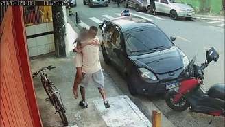 Câmera de segurança registrou momento de desespero de pai instantes após motorista embriagado perder o controle do carro e atingir quatro crianças 