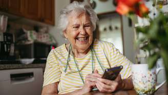 Pesquisas indicam que idosos já passam mais tempo na internet que os jovens. Entenda por que a geração 65+ está trocando as conversas reais