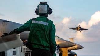 O resgate do piloto americano no Irã contou com a participação de várias aeronaves dos Estados Unidos. Na foto, um caça decola do porta-aviões Abraham Lincoln como parte da operação americana “Fúria Épica" contra o Irã.