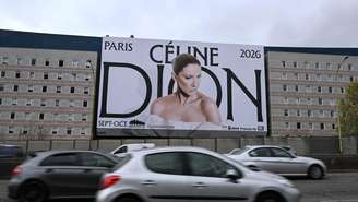 Painel publicitário da turnê de Céline Dion, situado acima da via expressa na saída de Saint-Ouen, no norte de Paris, em 31 de março de 2026.
