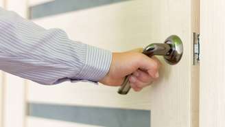 As mãos funcionam como uma espécie de “ponte” entre superfícies contaminadas e os olhos. Ao tocar corrimões, maçanetas, celulares ou computadores, a pessoa pode entrar em contato com microrganismos – depositphotos.com / elenanikolaevakz@gmail.com