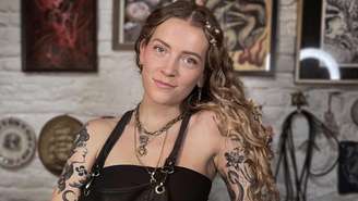 A tatuadora francesa Oihana Bachelet, que teve anorexia quando tinha apenas doze anos.