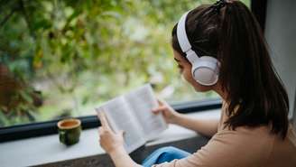 BookTok está transformando a leitura: estudo mostra como a comunidade do TikTok influencia jovens e impulsiona vendas de livros