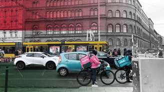 Entregadores circulam de bicicleta pelas ruas de Budapeste durante a campanha eleitoral.