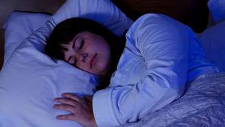 Dormir poucas horas prejudica a limpeza cerebral, afeta memória, humor e pode aumentar riscos neurológicos; entenda os impactos