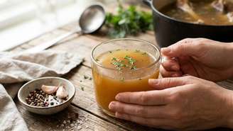 O caldo de ossos deixou de ser apenas uma base para sopas para se tornar um protagonista no universo do wellness