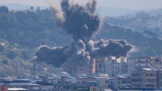 Coluna de fumaça se eleva após um bombardeio israelense em Tyr, no Líbano, nesta quarta-feira, 8 de abril de 2026.