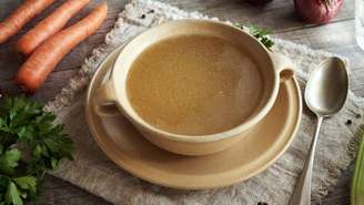 O caldo de ossos é feito com pedaços de ossos e ingredientes naturais, além de ser submetida a um processo de fervura por muitas horas