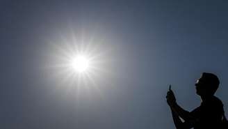 Silhueta de um homem em frente a um sol escaldante (imagem ilustrativa)