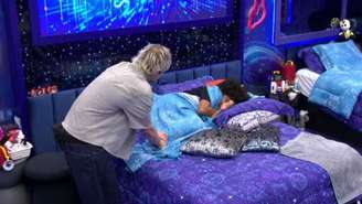 Milena cai no choro e coloca Juliano contra a parede