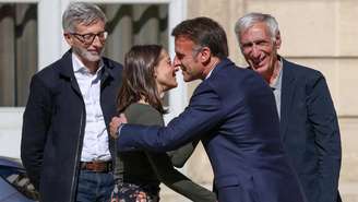 O presidente francês, Emmanuel Macron, recebeu Cécile Kohler (centro) e Jacques Paris (primeiro da direita para a esquerda) nesta quarta-feira (8), no Palácio do Eliseu, em Paris.
