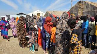 Sudaneses deslocados aguardam para receber ajuda humanitária no campo de deslocados de Abu al-Naga, no estado de Gedaref, a cerca de 420 km a leste da capital Cartum, em 6 de fevereiro de 2026.