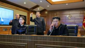 Esta foto, tirada em 10 de março de 2026 e divulgada pela agência de notícias oficial norte-coreana KCNA via KNS em 11 de março de 2026, mostra o líder norte-coreano Kim Jong Un e sua filha Kim Ju Ae assistindo a um teste televisionado de lançamento de mísseis de cruzeiro estratégicos do destróier Choe Hyon, em um local secreto na Coreia do Norte.