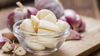 5 simpatias com alho para afastar energias negativas e atrair sorte