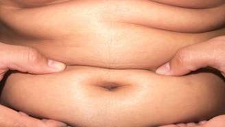 Nos últimos anos, diretrizes de saúde de organizações internacionais têm enfatizado que dietas extremas, excesso de produtos ultraprocessados e horários desorganizados para comer criam um cenário favorável à resistência à insulina, ao aumento da gordura abdominal e à redução do gasto energético – depositphotos.com / mraoraor