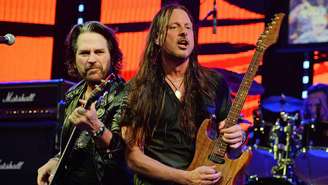 Kip Winger e Reb Beach durante show do Winger em 2014