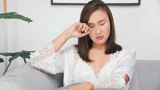 A conjuntivite viral costuma ligar-se a surtos, tem transmissão fácil e quadro frequentemente autolimitado, porém incômodo – depositphotos.com / Tharakorn