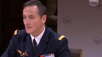 General Fabien Mandon, chefe do Estado‑Maior das Forças Armadas francesas, fala em audiência no Senado em dezembro de 2025.