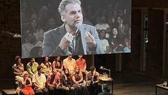 Wagner Moura em cena com “Um Julgamento - Depois de O Inimigo do Povo”, releitura contemporânea do clássico de Ibsen, que apresenta em sua estreia no Festival de Avignon de 2026.