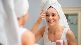 Segundo a biomédica Jéssica Magalhães, a chegada do outono exige ajustes na rotina de skincare para preservar o equilíbrio da pele