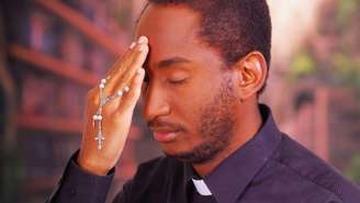 Descubra a origem do sinal da cruz e o que ele representa