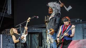 Dave Murray, o mascote Eddie e Adrian Smith durante show do Iron Maiden em 2025
