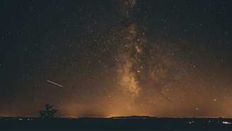 Abril terá cometa visível e duas chuvas de meteoros; saiba quando observar e como aproveitar os fenômenos no céu noturno