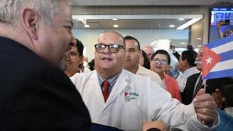 Médicos cubanos são recebidos no Aeroporto Internacional de Palmerola, a 50 quilômetros ao norte de Tegucigalpa, em Honduras, em 27 de fevereiro de 2024.