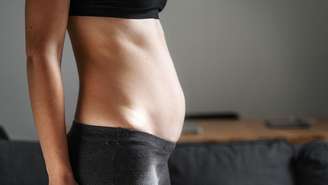 Saiba diferenciar inchaço de gordura na barriga