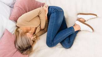 Nos dias que antecedem o sangramento, ocorre uma queda súbita da progesterona, hormônio que se mantém alto na segunda metade do ciclo para preparar o útero para uma possível gestação – depositphotos.com / AndrewLozovyi