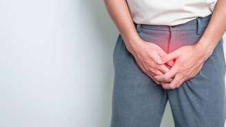 O estreitamento explica por que muitos homens passam a demorar mais tempo no banheiro, precisam fazer força para urinar ou sentem que o jato perdeu potência – depositphotos.com / JoPanuwatD