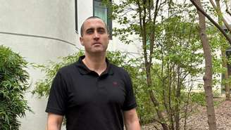 Julien Février falou a jornalistas no aeroporto de Orly, em 9 de abril de 2026.